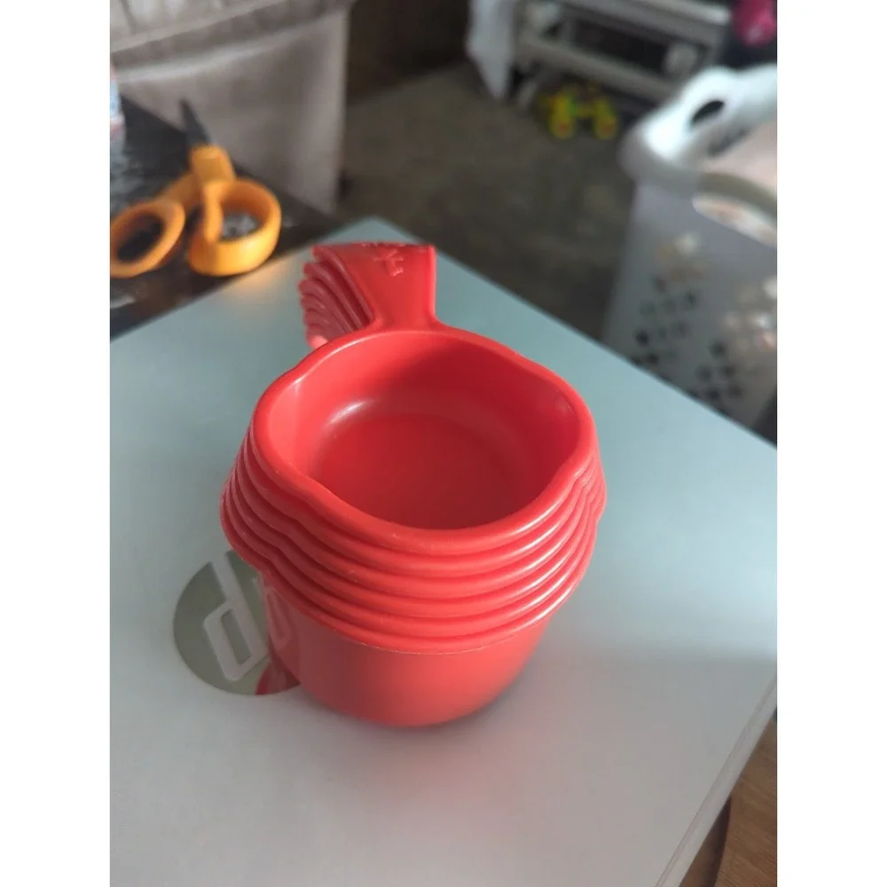 Tupperware Measuring Cups Curved Handle Double Spout #6135A-1 Chili Red